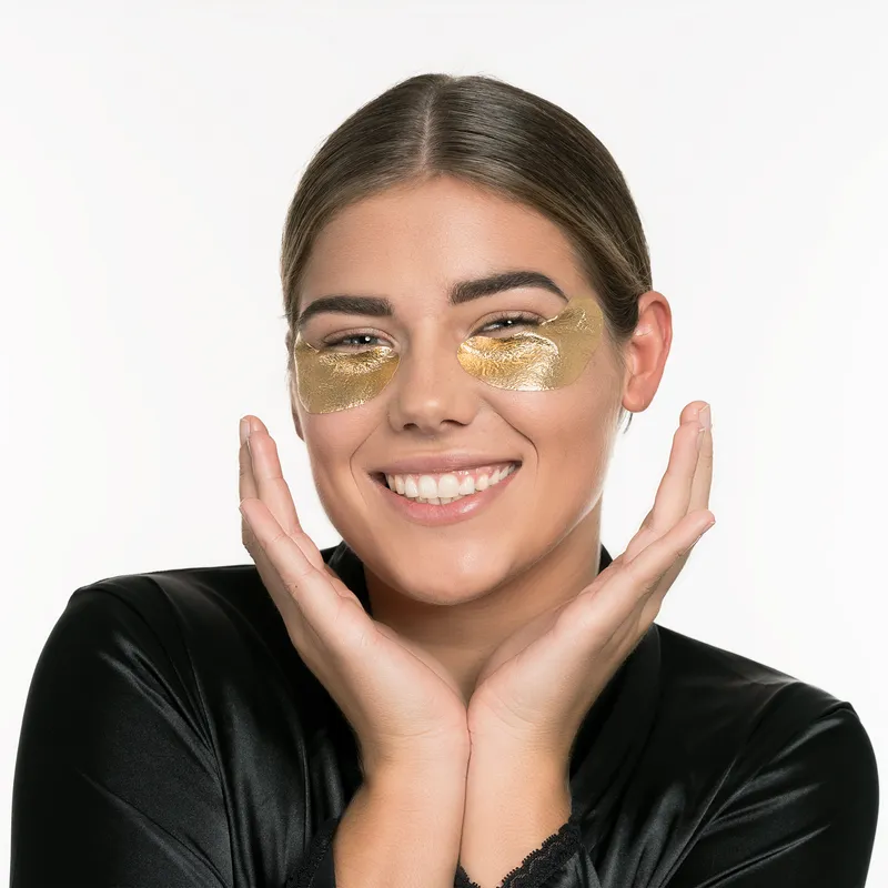 Frau mit goldenen Augenmasken lächelt und hält ihr Gesicht mit den Händen.